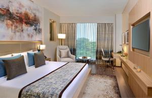 Postel nebo postele na pokoji v ubytování Radisson Mumbai Andheri MIDC