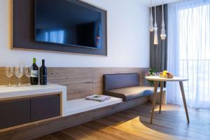 En TV eller et underholdningssystem på Radisson Blu Hotel Reussen, Andermatt
