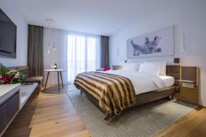 מיטה או מיטות בחדר ב-Radisson Blu Hotel Reussen, Andermatt