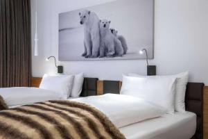 Giường trong phòng chung tại Radisson Blu Hotel Reussen, Andermatt