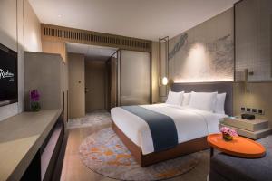 Postel nebo postele na pokoji v ubytování Radisson Suzhou