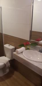 Ένα μπάνιο στο Bahia Caju Apartamentos