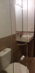 Ένα μπάνιο στο Bahia Caju Apartamentos