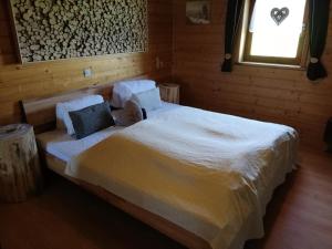 ザンクト・ガレンキルヒにあるAlphüsli Garfreschaのベッドルーム1室(大型ベッド1台、白いシーツ、枕付)