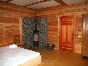 um quarto com uma cama e um fogão a lenha em Полонянка em Bukovinka