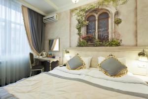 1 dormitorio con 1 cama blanca grande y 2 almohadas en Alex Residence Hotel, en Volzhski