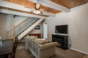 a living room with a couch and a flat screen tv at Yosemite Hideaway A in Yosemite West