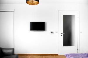 Televízia a/alebo spoločenská miestnosť v ubytovaní Flexible SelfCheckIns 15 & 19 - Zagreb - Garage - Loggia - New - Apartments Repinc