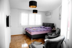 Posteľ alebo postele v izbe v ubytovaní Flexible SelfCheckIns 15 & 19 - Zagreb - Garage - Loggia - New - Apartments Repinc
