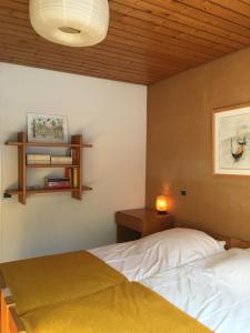 クールシュヴェルにあるLe Solaretの木製の天井が特徴のベッドルーム1室(ベッド1台付)
