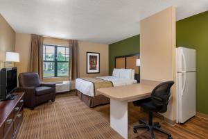 BrooklynにあるExtended Stay America Suites - Cleveland - Brooklynのベッドとデスクが備わるホテルルームです。