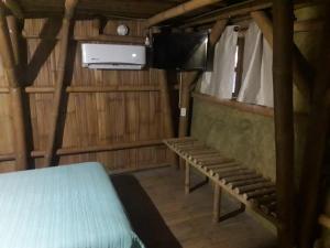 Una habitación con TV y una cama en una casa en Eco Hotel Casa Kima en Ciudad Valles