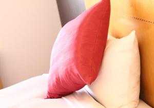 czerwona poduszka na łóżku z dwoma poduszkami w obiekcie Sapporo Classe Hotel / Vacation STAY 62693 w mieście Sapporo