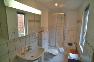La salle de bains est pourvue d'un lavabo et de toilettes. dans l'établissement Ruegen_Fewo 35, à Putbus
