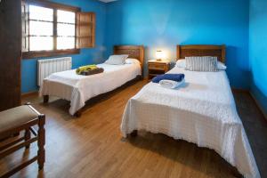 PorrúaにあるEl Llagu Villa Megustaruralの青い壁のドミトリールーム ベッド2台
