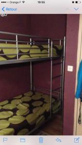 sypialnia z 2 łóżkami piętrowymi w pokoju w obiekcie Studio 4 pers vue magnifique 100m des pistes w mieście Ax-les-Thermes