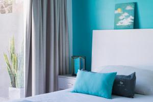 a bedroom with a bed with a blue wall at Soho Point Central in Buenos Aires