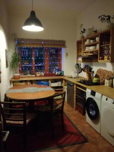kuchnia ze stołem, kuchenką i zlewem w obiekcie Apartmán Alice w mieście Jablonec nad Jizerou