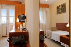 Postel nebo postele na pokoji v ubytování Hotel Michelangelo