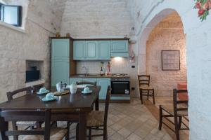 A kitchen or kitchenette at Le Piccole Case Bianche