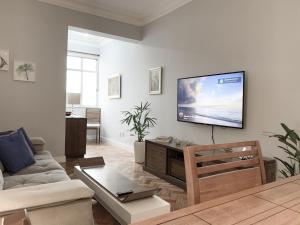 sala de estar con sofá y TV de pantalla plana en Copacabana ideal para casais - RPP913 Z2, en Río de Janeiro