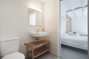 a white bathroom with a sink and a toilet at Estudio Casco Antiguo Inmomart in Peniscola