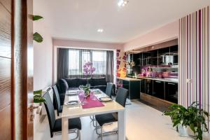 een eetkamer en keuken met een tafel en stoelen bij BGApartments - Chataldzha in Varna +18 foto's
