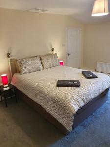 una camera da letto con un letto con due scarpe nere di Lovely Cottage on Hadrians Wall 12 Miles From Carlisle a Carlisle
