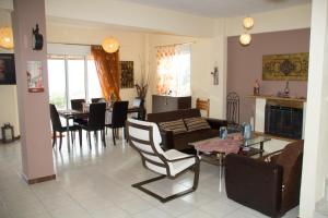 Panayía的住宿－Thalassa，客厅配有沙发和桌子