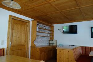 Televízia a/alebo spoločenská miestnosť v ubytovaní Ferienhaus Inge