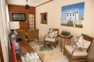 a living room with a table and chairs at Pousada Tamara in Ilhabela