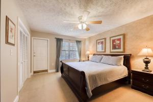 加特林堡的住宿－Riverside Escape & Roaring Romance，一间卧室配有一张床和吊扇