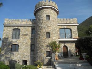Sant'Egidio del Monte AlbinoにあるVilla Le Favoleの塔のある大きな石造りの建物
