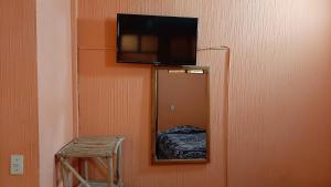 Televízia a/alebo spoločenská miestnosť v ubytovaní Hotel Encuentro del Viajero