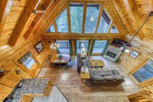 an overhead view of a living room with a vaulted ceiling at Blackberry Cobbler in Pigeon Forge