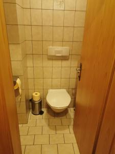 a small bathroom with a toilet and a door at Ferienwohnung Seidl Top 3 in Rauris