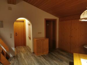 um quarto vazio com uma porta e um piso de madeira em Ferienwohnung Seidl Top 3 em Rauris