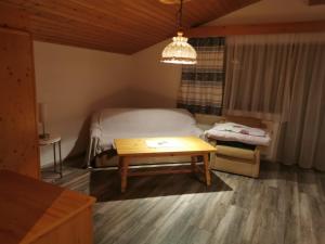 Cette petite chambre comprend un lit et une table. dans l'établissement Ferienwohnung Seidl Top 3, à Rauris