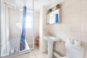La salle de bains est pourvue d'un lavabo, de toilettes et d'une douche. dans l'établissement Keysan House 5, à Londres