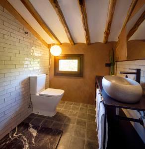 a bathroom with a sink and a toilet at CASA DEL AGUA - La Rioja in Santa Coloma