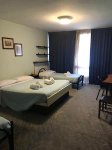 מיטה או מיטות בחדר ב-Hotel Carillon
