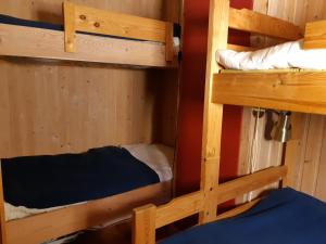 a couple of bunk beds in a cabin at Hytte ved Preikestolen in Forsand