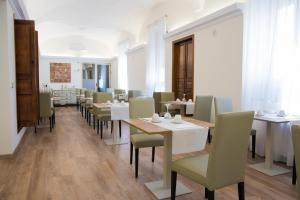 a dining room with tables and chairs in a room at Hotel Balneario El Raposo in Puebla de Sancho Pérez