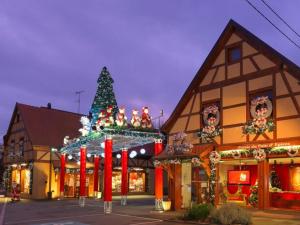 Un edificio con un albero di Natale in mezzo a una strada di Maison cosy complètement rénovée a Gertwiller