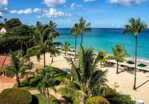 vistas a una playa con palmeras y al océano en Royal Glitter Bay Villas, en Saint James