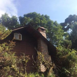 Tres de JunioにあるCabaña de montaña La Magnolia, Cerro de la Muerte De La Cañuela Cloud Forestの煙突付きの家