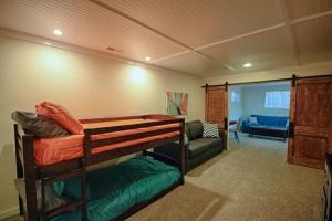 Łóżko lub łóżka piętrowe w pokoju w obiekcie Red Rock Canyon Retreat & Garden of the Gods-