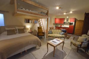 een slaapkamer met een stapelbed en een woonkamer bij Charmes d'hôtes in Grand-Leez