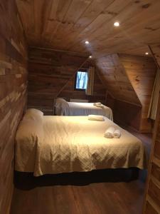 Postel nebo postele na pokoji v ubytování LONQUIMAY LODGE