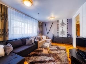 uma sala de estar com um sofá e uma mesa em Apartament Krupówki Center em Zakopane